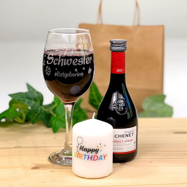 Wein-Geschenkset "Schwester": graviertes Weinglas, Rotwein & Kerze